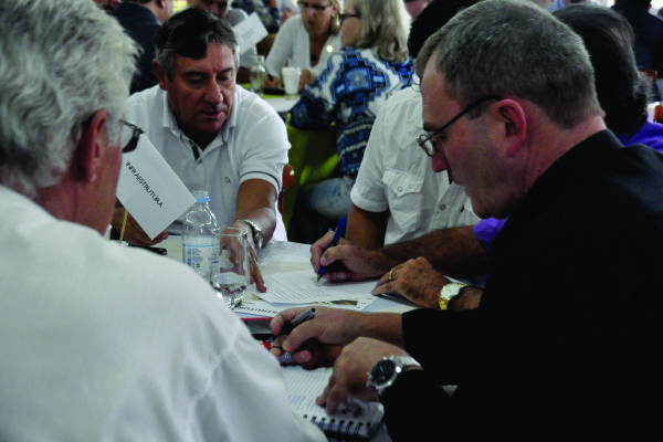 Mais de 100 pessoas se reuniram, divididos em grupos, para pensar propostas para os fóruns temáticos