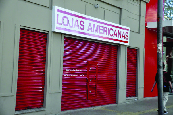 Quem passa em frente ao prédio na Rua Marechal Floriano já pode ver a fachada da rede de lojas