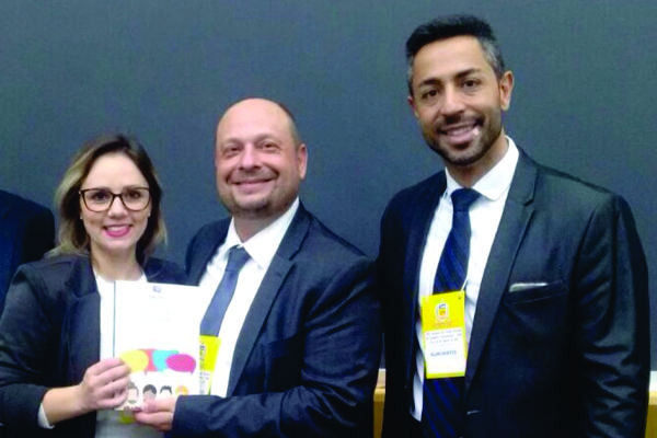 Ana Claudia Pfaffenseller (ouvidora da Unisc), Gilberto Waller Junior e Alan Santos de Oliveira