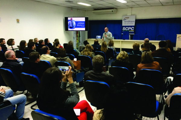 Carlos Eurico Pereira palestrou para empresários no Encontro com o Sindilojas