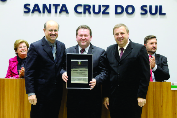 Roberto Jeferson Gross recebeu o título na Câmara de Vereadores nesta segunda-feira