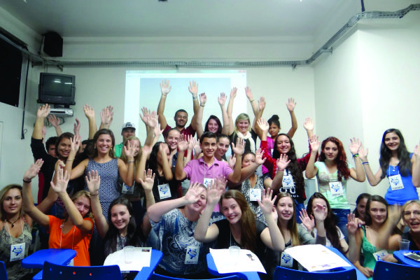 O principal objetivo é dar oportunidade aos filhos dos profissionais e jovens carentes da comunidade, com idade entre 14 e 21 anos, para uma melhor preparação para o mercado de trabalho