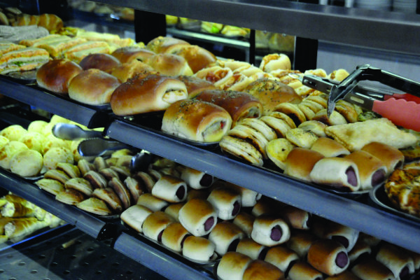 São mais de 50 tipos de salgados e uma variedade grande de doces