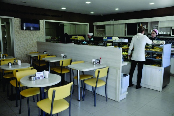 A Cristal tem um amplo espaço com mesas e cadeiras para se deliciar com o café colonial