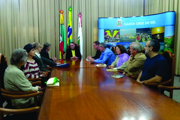 Grupo conversou com o prefeito sobre suas atividades e sobre a criação de um espaço para a Academia de Letras local