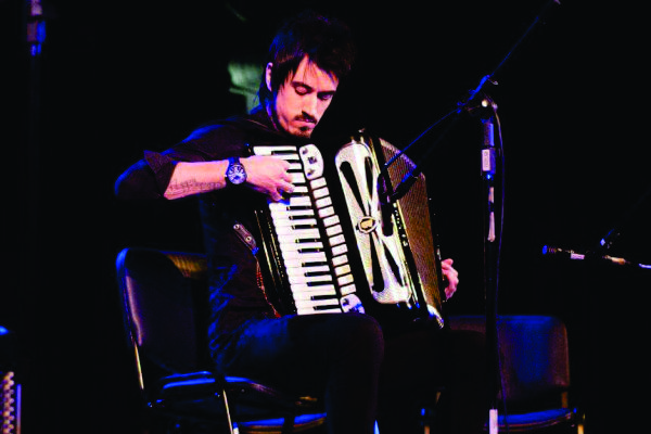 O acordeonista leciona na Academia de Música Evidências e oferece aulas particulares em Santa Cruz e região