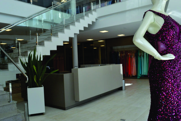 A loja da Zaira tem 1000m² de área construída mais estacionamento privativo