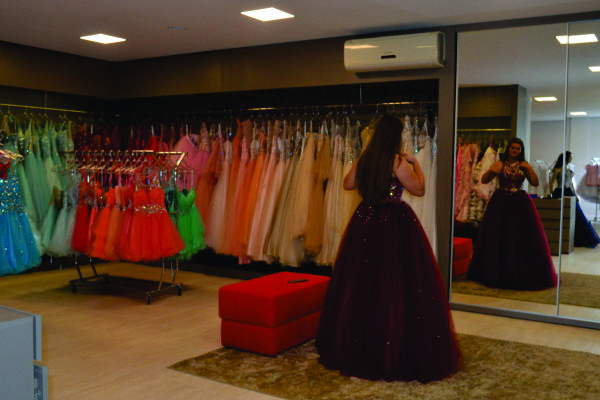 O setor de 15 anos é amplo e conta com vários looks para as meninas se inspirarem com o tão esperado dia da festa