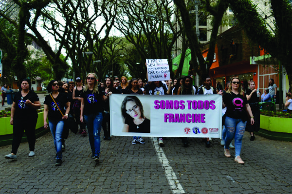 Manifestação em Santa Cruz do Sul contou com a participação de aproximadamente 500 pessoas