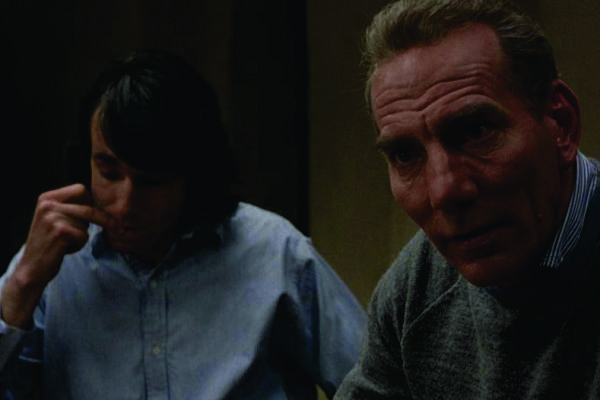 Giuseppe Conlon (Pete Postlethwaite) e Gerry Conlon (Daniel Day-Lewis) em 