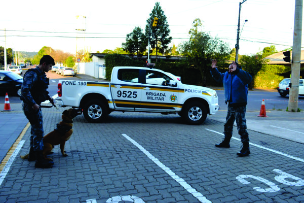 23º BPM realizou demonstração de operação com cães de faro que foram em busca de drogas e detiveram supostos criminosos