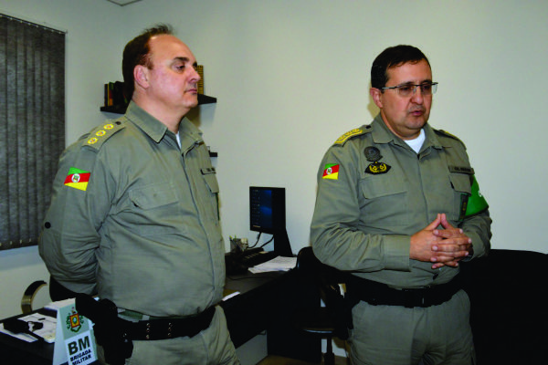 Coronel Valmir José dos Reis e o Subcomandante-geral da Brigada Militar Coronel Eduardo Biacchi Rodrigues em coletiva de imprensa
