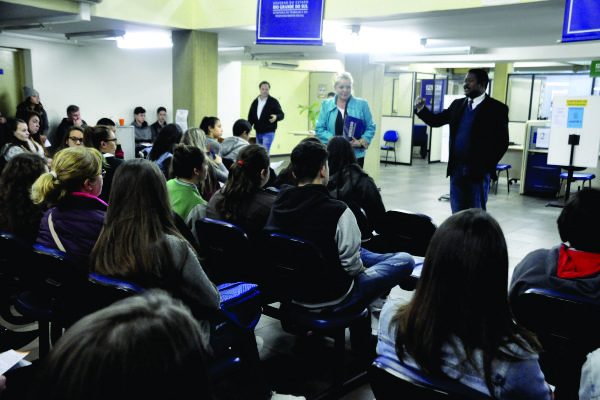 A Coordenadora local do Sine, Fabiana Landesvatter e o Agente de Desenvolvimento Social, José Ipê da Silva falaram aos jovens presentes