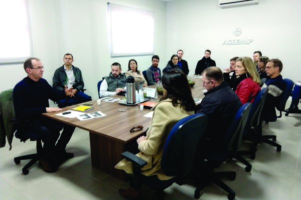 Eduardo Kroth (à esquerda) apresentou o projeto à secretária de Educação