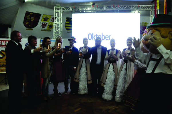 Tradicional brinde marcou a apresentação da parceria