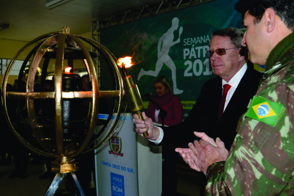 Prefeito Telmo Kirst recebeu a chama simbólica nessa segunda-feira