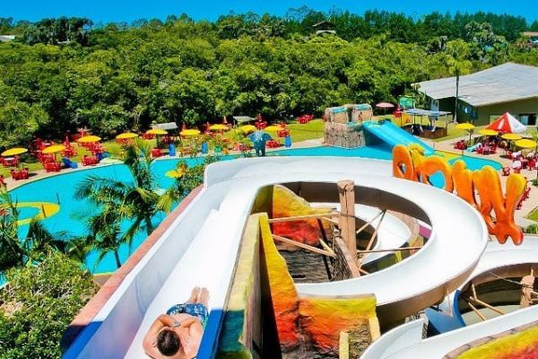 O parque aquático conta com mais de 53 atrações para toda a família 