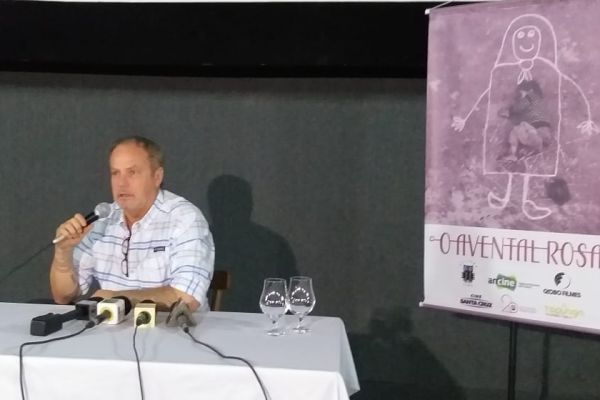 Um dos objetivos do diretor é transformar O Avental Rosa em um símbolo de ajuda voluntária