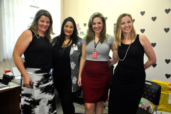As voluntárias Michele Henn Waechter, Marliza Lopes Pereira, Michele Amador e Ana Luisa de Lara Cardoso se prontificaram a organizar o evento de estreia do filme 
