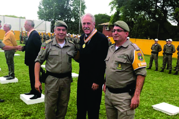 Iro Schünke entre o comandante do CRBM, coronel José Henrique Gomes Botelho e o capitão Helcio Moisés Segú Gaira, comandante da 2ª Companhia Rodoviária de Santa Cruz do Sul