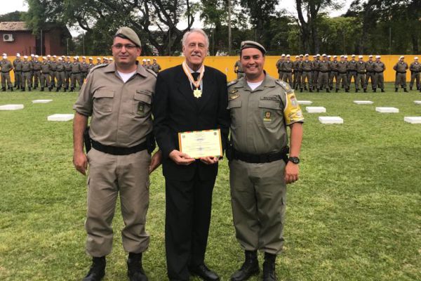 Capitão Helcio Moisés Segú Gaira, Iro Schünke e o major Samarone Teixeira Zappe, comandante do 2º Batalhão Rodoviário de Cachoeira do Sul