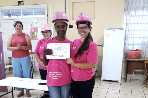 Cada aprendiz recebeu em mãos da ONG o certificado de participação 