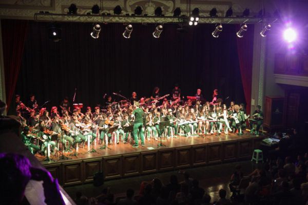 São 70 músicos regidos pelo professor Estêvão Grezeli de Barros Neves