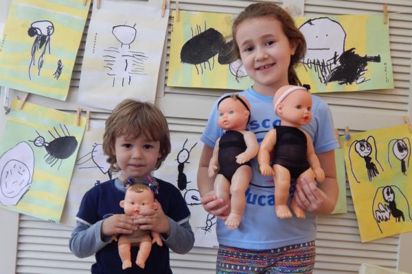 Crianças criaram novas roupas para bonecas com o uso de meia-calças seminovas