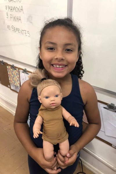 Rayssa utilizou o mesmo material para vestir as bonecas em casa