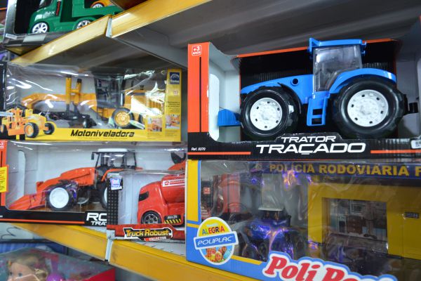 V‡rios tipos de carrinhos para a crianada