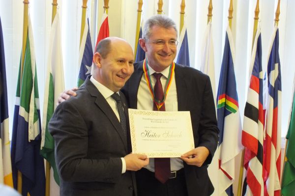 Elton Weber fez a entrega ao Deputado Federal, Heitor Schuch