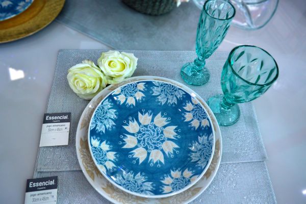 Conjuntos de louas e copos coloridos de vidro