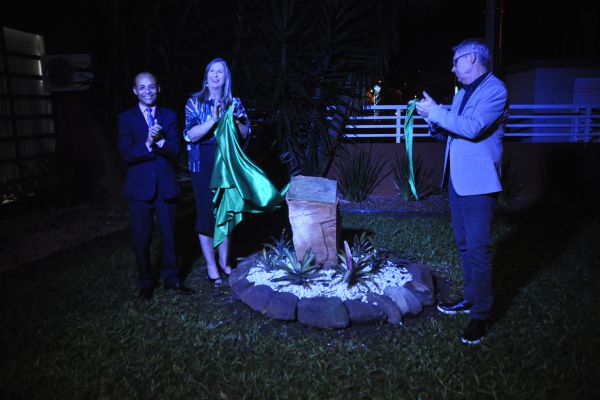 Placa oficial registra a implantação da sede própria