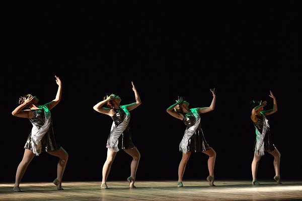 A Escola Ballance Studio de Dança com a coreografia Memórias de um Narciso, da professora Gisela Mendonça