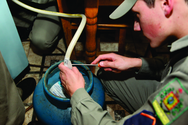 Durante a atividade Bombeiros nos Bairros, são trocados registros e mangueiras de gás
