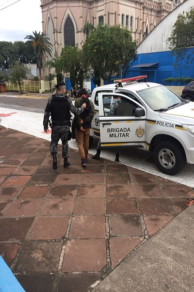 Após verificação os policiais conduziram o indivíduo.