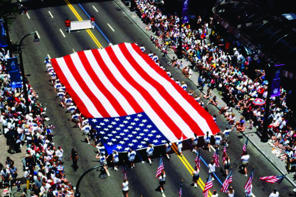 Para comemorar, eles reúnem a família e amigos para fazer um churrasco ou piquenique, assistir ao show de fogos, desfiles ou aproveitam para viajar