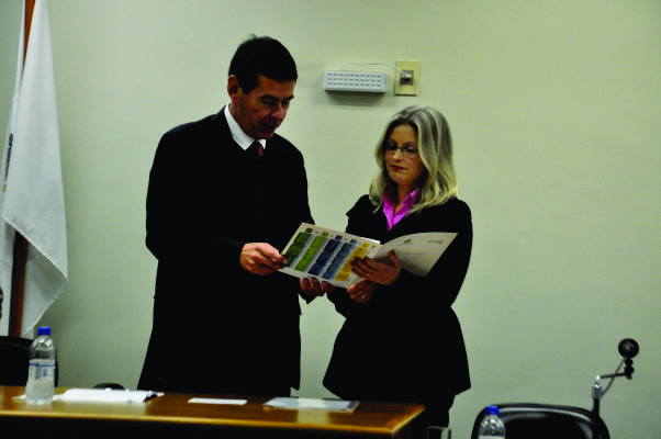 O desembargador Carlos Eduardo Zietlow Duro entregou o documento oficial da implantação à Juíza Diretora do Foro, Márcia Inês Doebber Wrasse