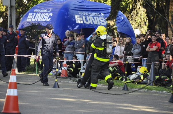 Bombeiros precisam completar o circuito de provas no menor tempo possível
