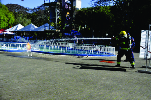 Uma das provas consistia no arraste de mangueira e extinção de incêndio