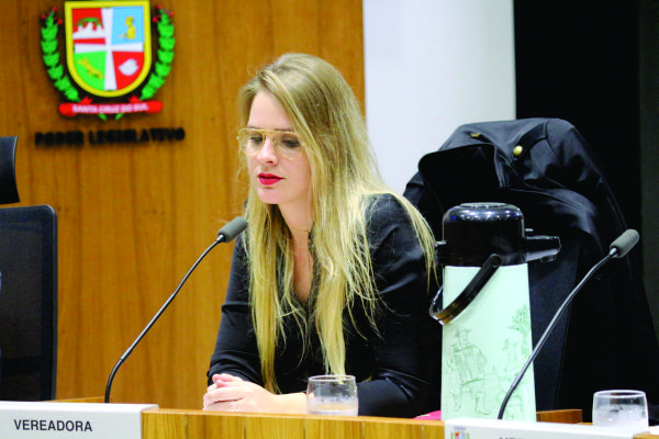 Vereadora Bruna Molz requer as melhorias no atendimento à população na Casa