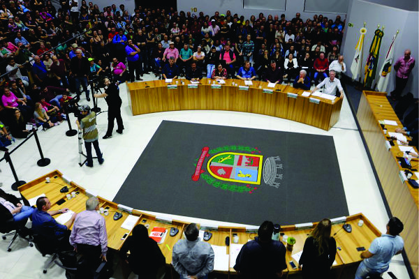 Câmara de Vereadores esteve completamente lotada durante a votação