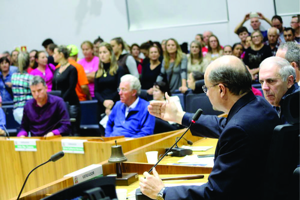 Sessão foi permeada por debates entre vereadores e manifestações 