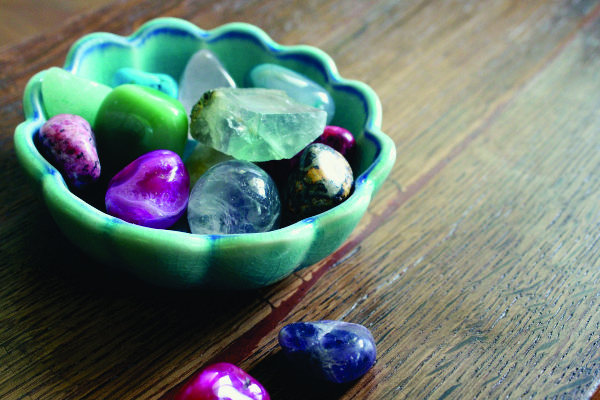 Pedras nacionais e importadas estarão à disposição em seu formato bruto ou incrustrados em acessórios e objetos