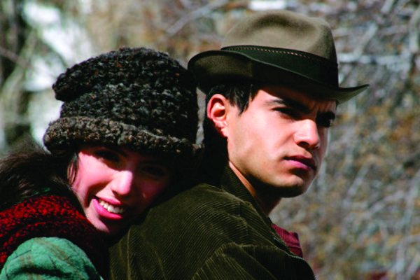 O jovem Angel (Abel Ayala) e Victoria (Miranda Bodenhofer), uma jovem muda que sonha se tornar bailarina