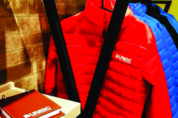 Entre os produtos estão peças de vestuário e de papelaria