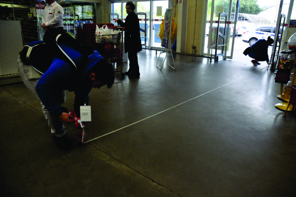 Equipes são divididas em duplas que fazem as medições e conversam com os moradores