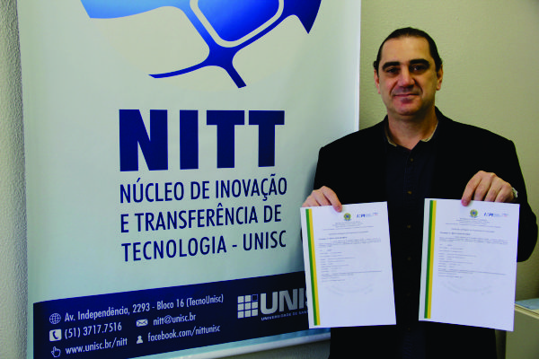 Professor Alcides Busatto com os registros dos programas