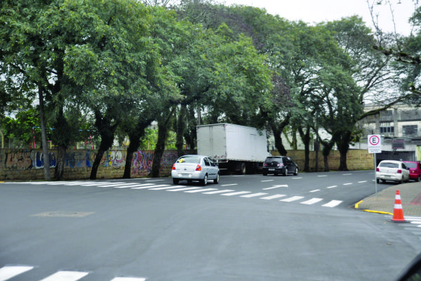 Nas duas quadras alteradas da Paul Harris a via passou a ser de mão única e o estacionamento paralelo