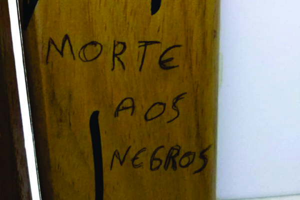Mensagens de racismo e ódio foram expostas no banheiro do educandário há duas semanas